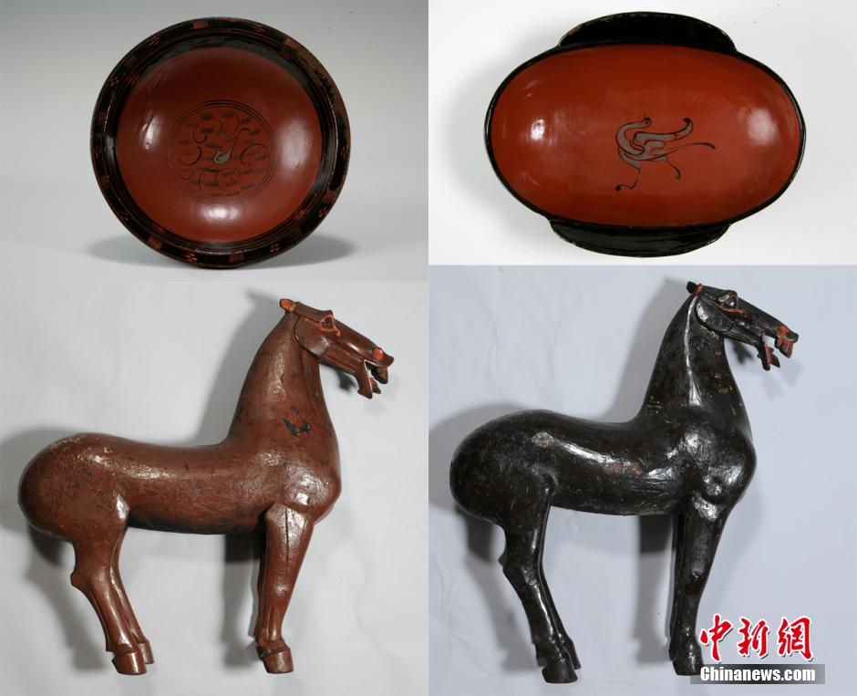 圖為出土漆器240余件，器形有耳杯、奩、幾、盤(pán)、盒、俑、馬等。