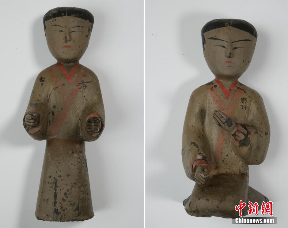 圖為出土的彩繪木俑。