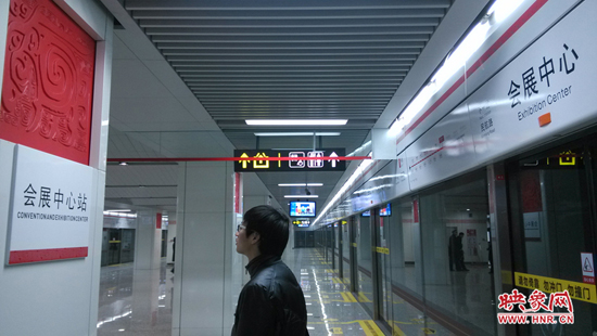 會(huì)展中心站，兩塊牌子的站點(diǎn)名稱英文翻譯也不相同