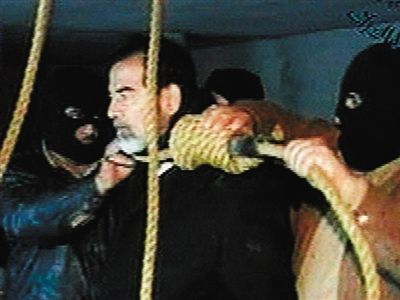 警衛(wèi)給薩達(dá)姆套上絞刑工具。