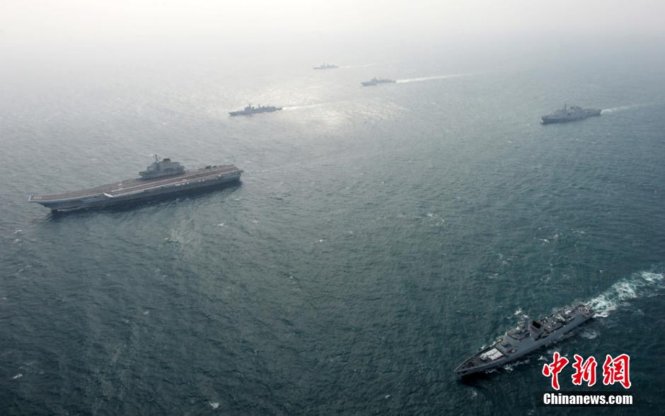 圖為遼寧艦與水面艦艇進行協(xié)同訓練。中新社發(fā) 胡鍇冰 攝