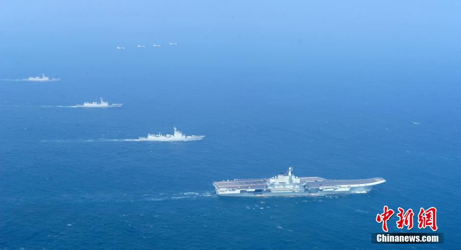圖為遼寧艦與水面艦艇、飛機進行協(xié)同訓練。中新社發(fā) 胡鍇冰 攝