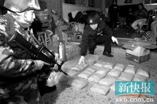 警方在村民家中搜獲大量冰毒。