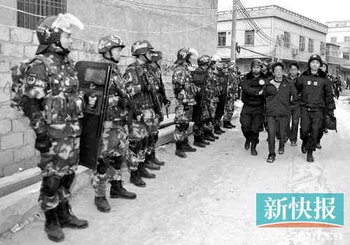 緝毒民警抓捕販毒嫌疑人。