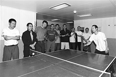 5日，“雪龍”號(hào)上的科考隊(duì)員在進(jìn)行乒乓球比賽。新華社發(fā)