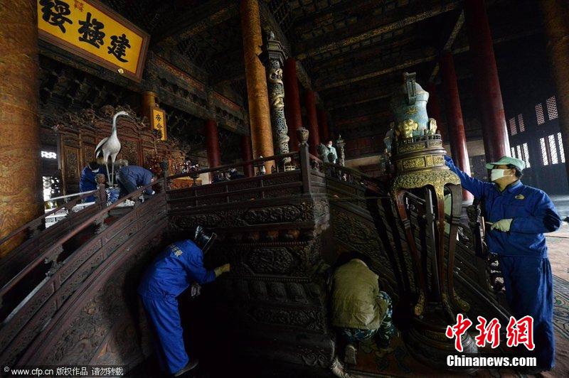 圖為工作人員正在故宮太和殿內(nèi)進行整體清潔工作。