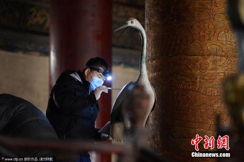 圖為工作人員使用軟毛刷除塵。