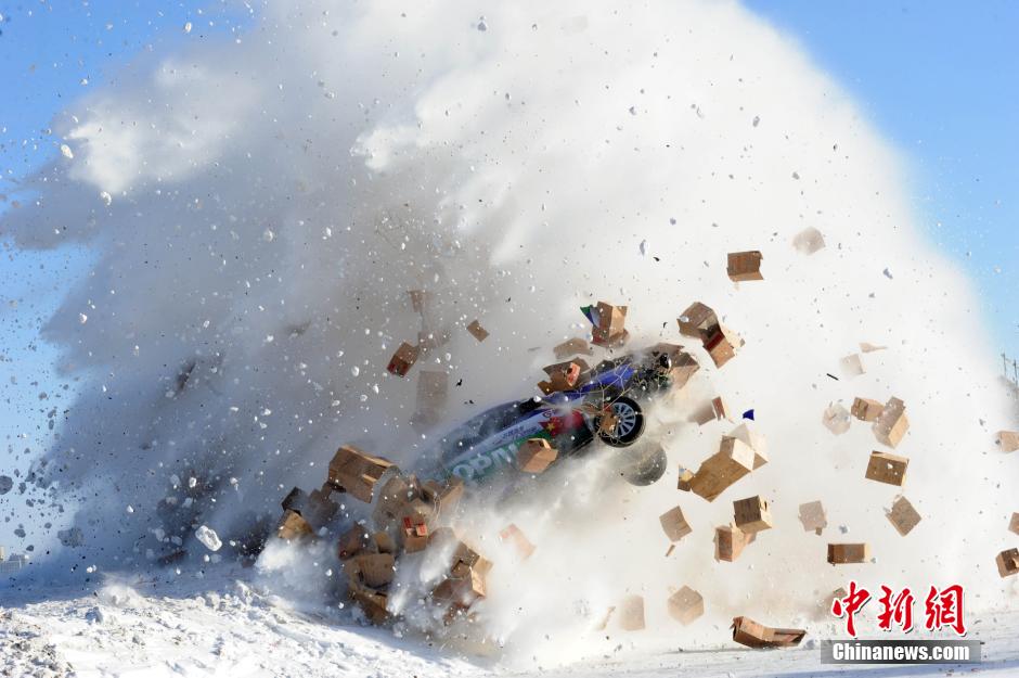 圖為：謝雨均駕駛賽車在黑龍江黑河段飛越冰河。中新社發(fā) 邱齊龍 攝