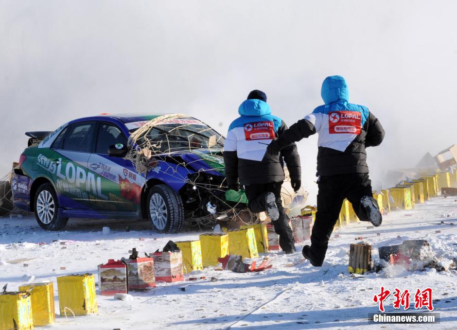 謝雨均駕駛賽車在黑龍江黑河段飛越冰河。中新社發(fā) 邱齊龍 攝