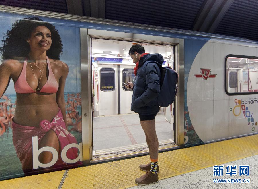 1月12日，在加拿大多倫多，一名只穿著內(nèi)褲的男子在車站等候地鐵。