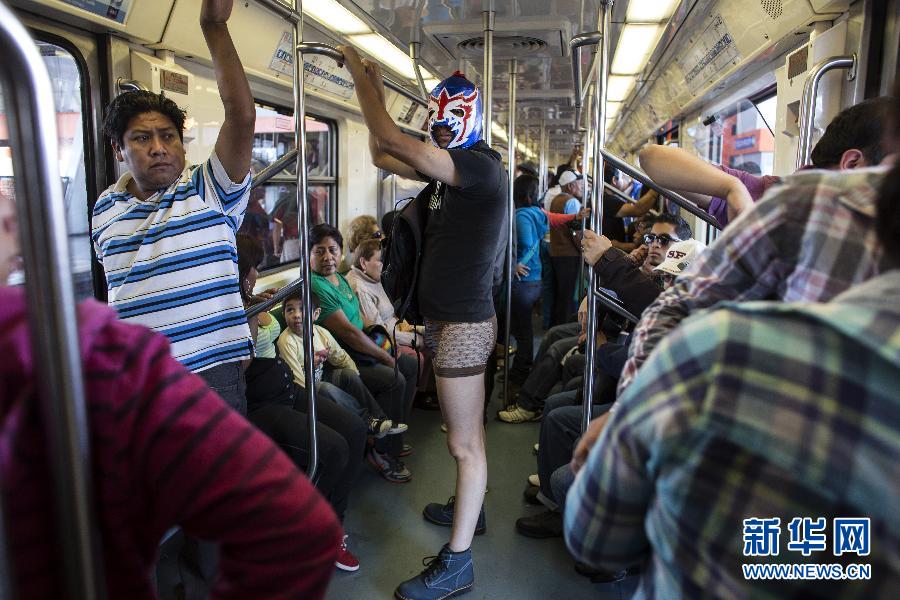 一名參加不穿褲子搭地鐵活動的男子站在地鐵車廂內(nèi)。