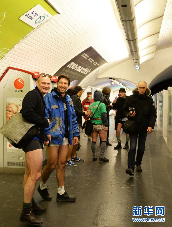 1月12日，在橫貫巴黎東西部的1號線地鐵車廂里，乘客只穿一條內(nèi)褲搭乘地鐵。