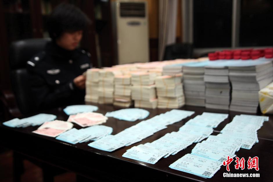 圖為查獲大量假火車票和制販工具（資料圖片）。