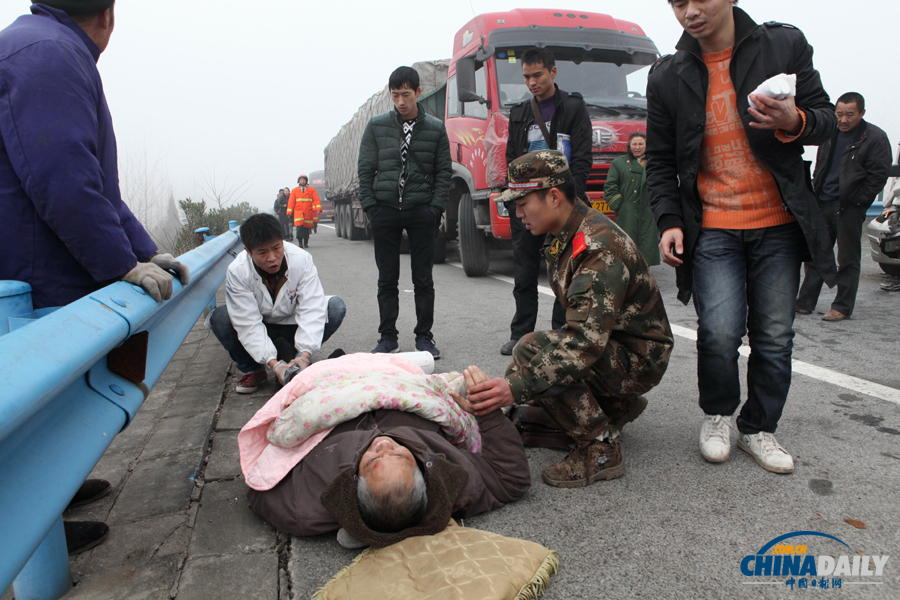 一名受傷群眾被救出?；荼?攝