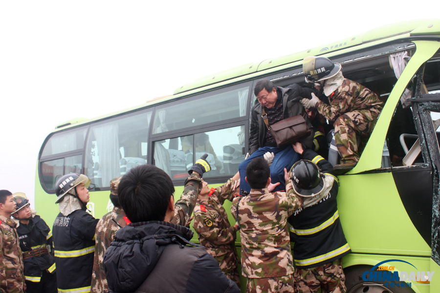 消防人員現(xiàn)場(chǎng)施救?；荼?攝