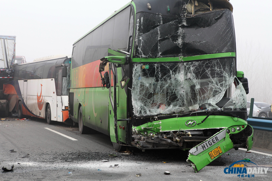 車禍救援現(xiàn)場(chǎng)?；荼?攝