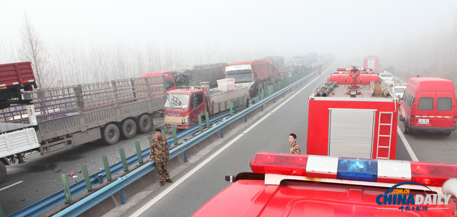 消防人員抵達(dá)事故現(xiàn)場(chǎng)?；荼?攝