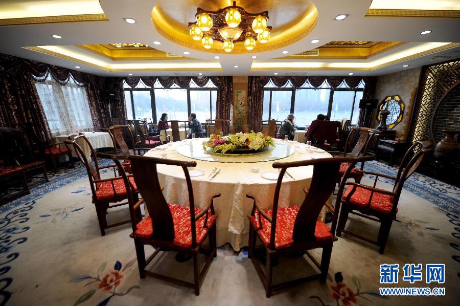 　1月15日，游客在北京紫竹院公園內(nèi)的問月樓喝茶聊天。