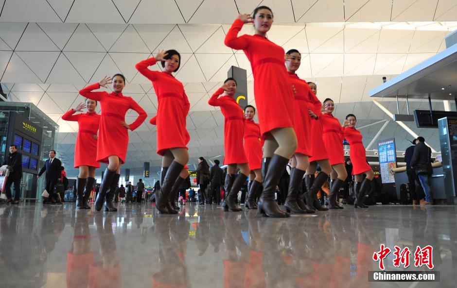 1月23日，機場工作人員在跳“快閃”舞蹈。