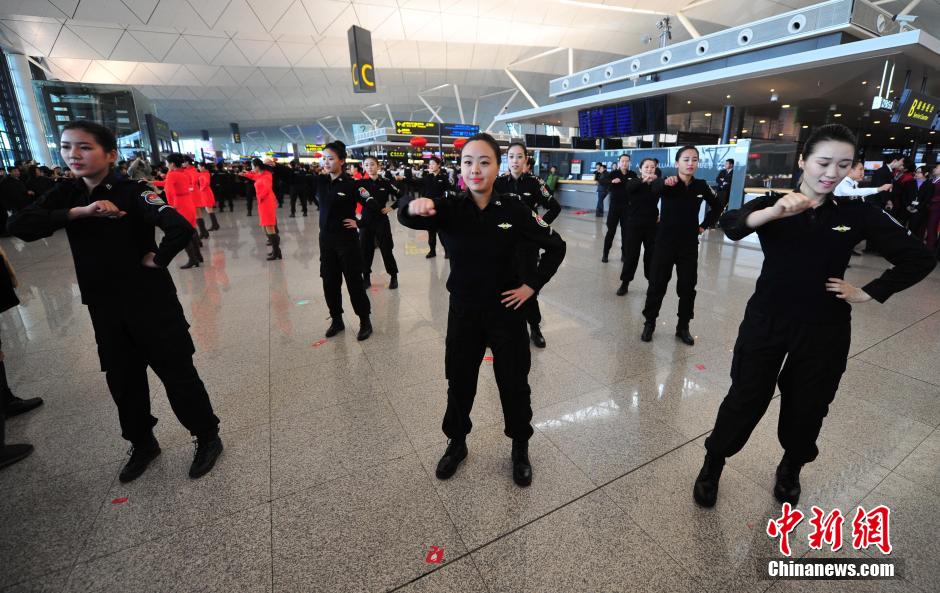 1月23日，機場工作人員在跳“快閃”舞蹈。