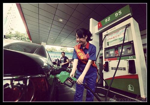 近日，有網(wǎng)友針對“超標(biāo)40倍事件”評價說：“國內(nèi)加油站在油里加水是普遍現(xiàn)象。只是量多量少的問題，車主