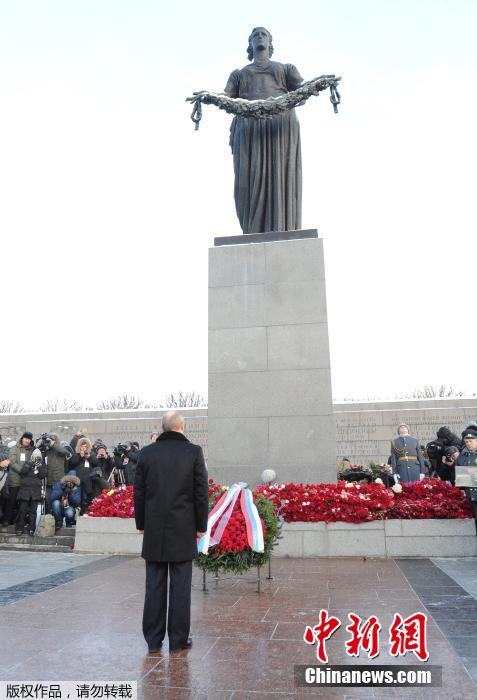 普京獻花紀(jì)念列寧格勒保衛(wèi)戰(zhàn)勝利70周年