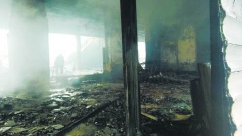 3.營業(yè)大廳棚頂坍塌，貨物成灰。