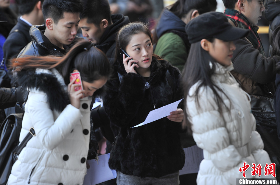 圖為表演系考生走出考場(chǎng)。