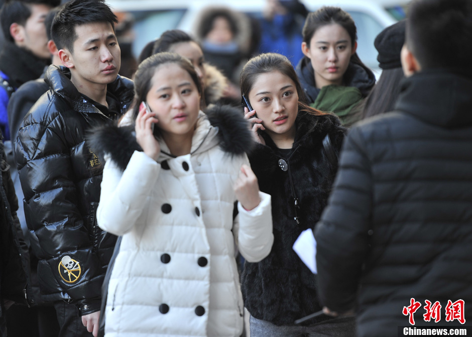 圖為表演系考生走出考場(chǎng)。