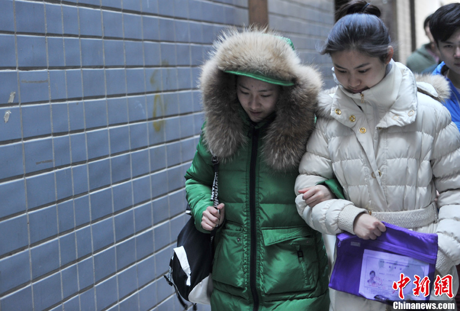 圖為表演系考生走出考場(chǎng)。