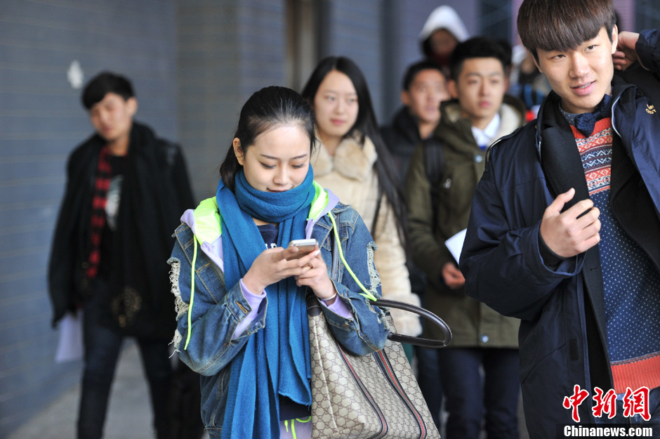 圖為表演系考生走出考場(chǎng)。