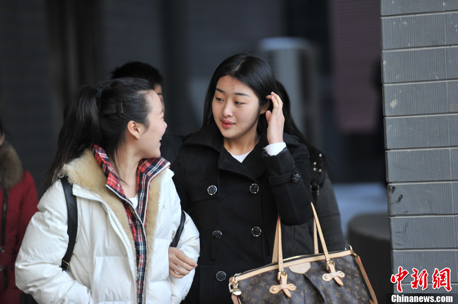 圖為表演系考生走出考場(chǎng)。