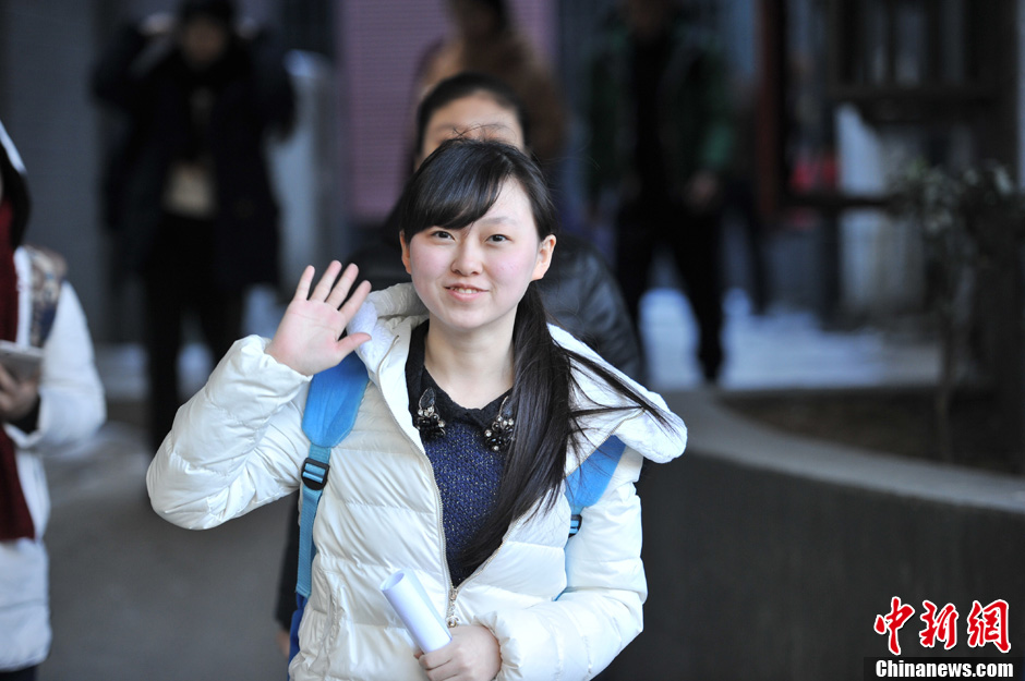 圖為表演系考生走出考場(chǎng)。