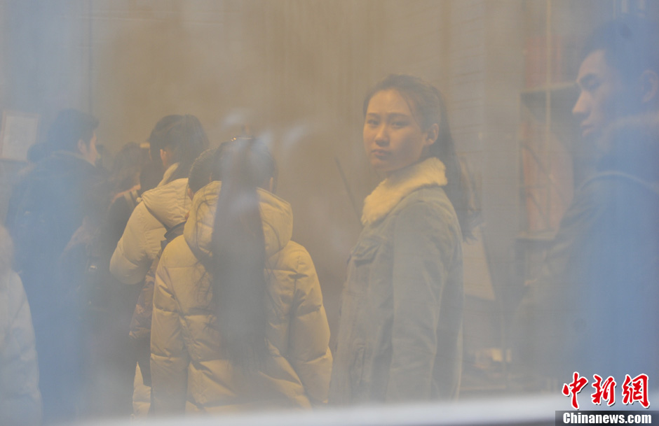 圖為表演系考生走出考場(chǎng)。