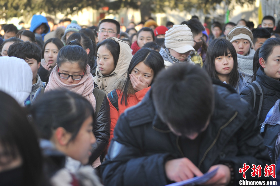 圖為報(bào)考現(xiàn)場(chǎng)。