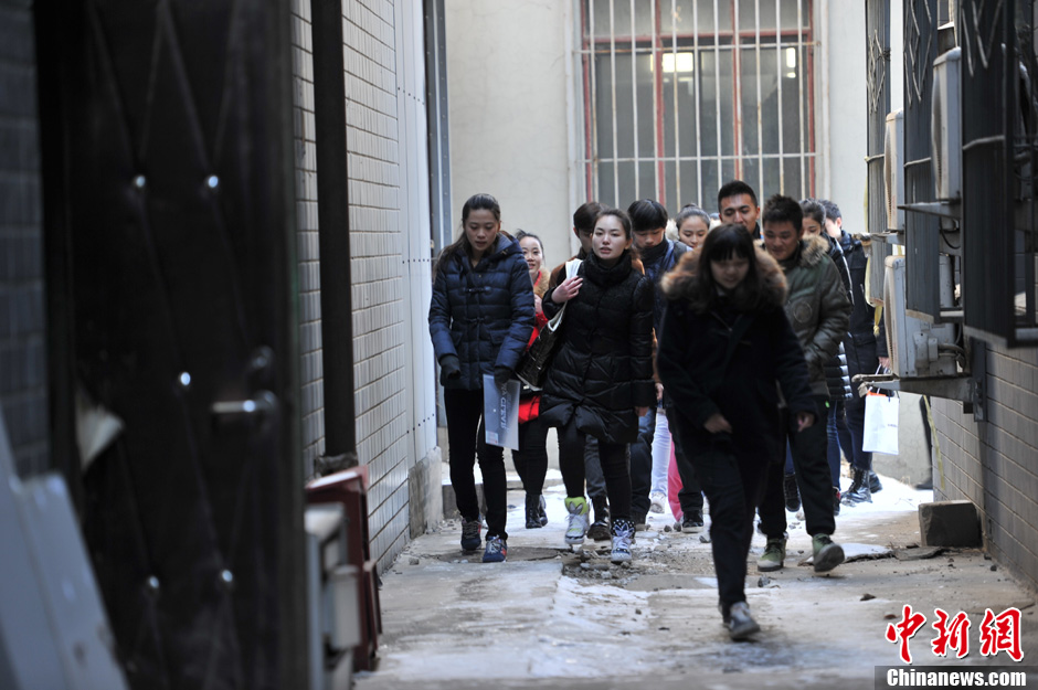 圖為表演系考生走出考場(chǎng)。