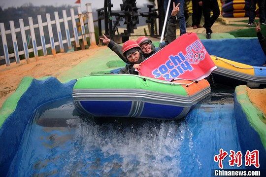 　圖為外國友人舉著標(biāo)語體驗(yàn)水上漂。陳超　攝