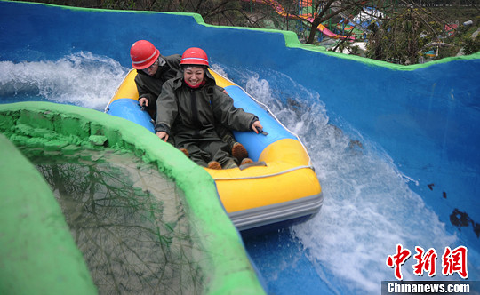 圖為外國友人體驗(yàn)水上漂。陳超　攝