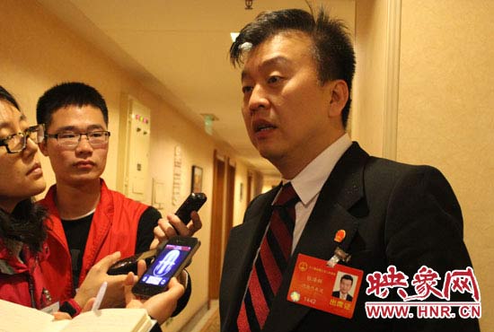 全國人大代表、中央電視臺(tái)綜藝頻道節(jié)目組主持人、河南省青聯(lián)榮譽(yù)副主席張澤群