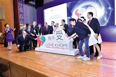 3月19日，中國(guó)首個(gè)器官捐獻(xiàn)志愿者登記網(wǎng)站（www.savelife.org.cn）正式啟動(dòng)，器官捐