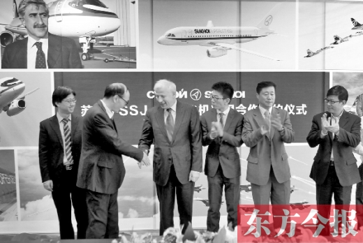 　昨日，“蘇霍伊SSJ-100飛機(jī)項目”合作簽約儀式在鄭州舉行
