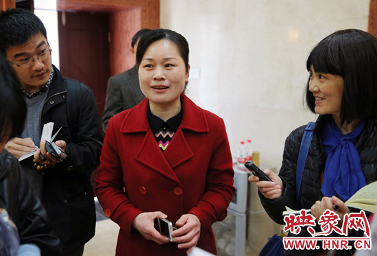 董亞娜是焦裕祿紀念館副館長，她兩次給習近平講解，贊總書記看得仔細，聽得認真。3月20日，記者在蘭考采