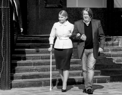 3月27日，烏克蘭基輔，前總理季莫申科在朋友的陪伴下赴新聞發(fā)布會現(xiàn)場，宣布將參加烏克蘭總統(tǒng)選舉。