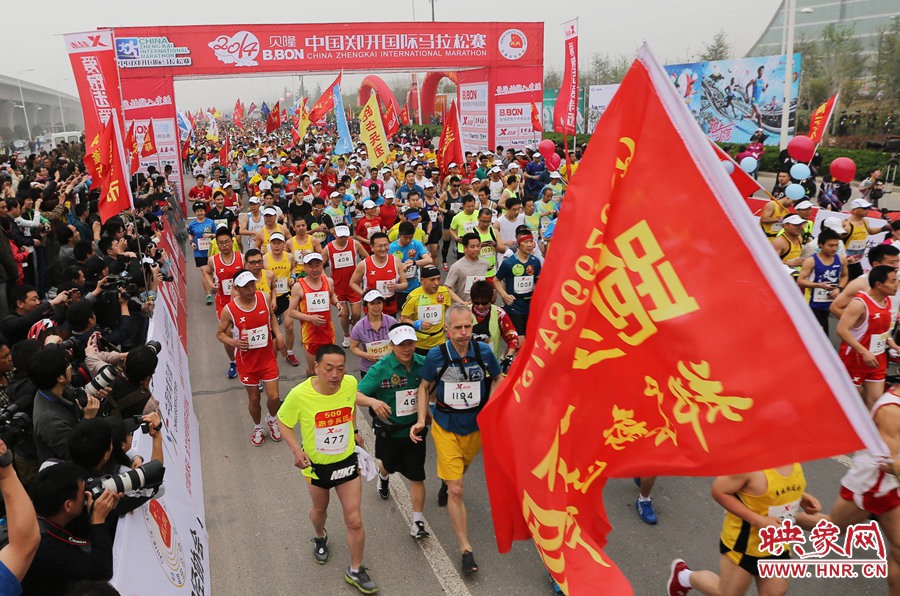 業(yè)余組開(kāi)跑。