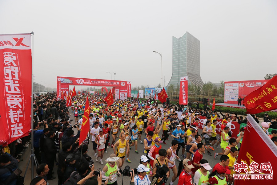 彩旗飄飄的起跑點(diǎn)。