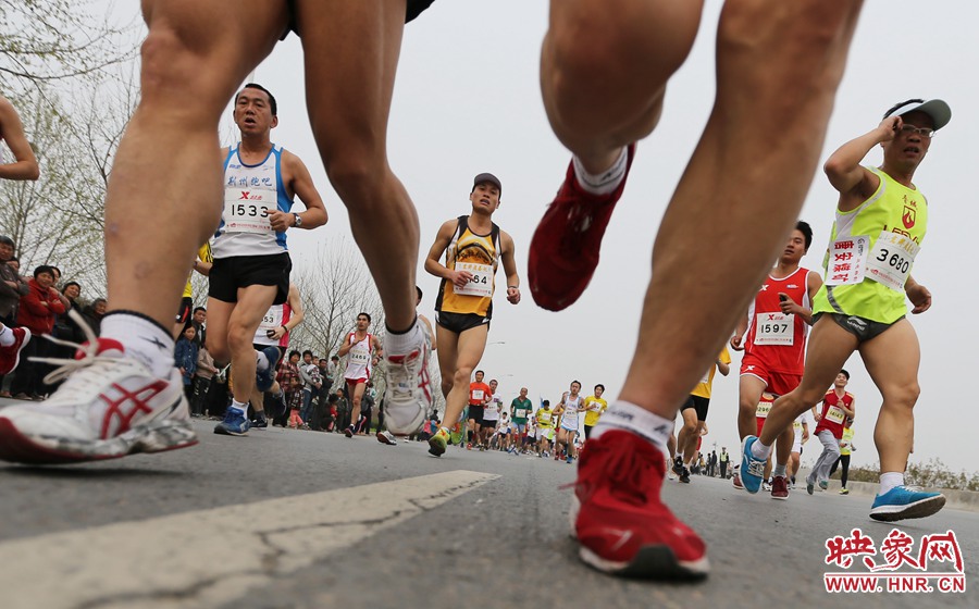 約五公里處，選手們已經(jīng)拉開(kāi)了距離。