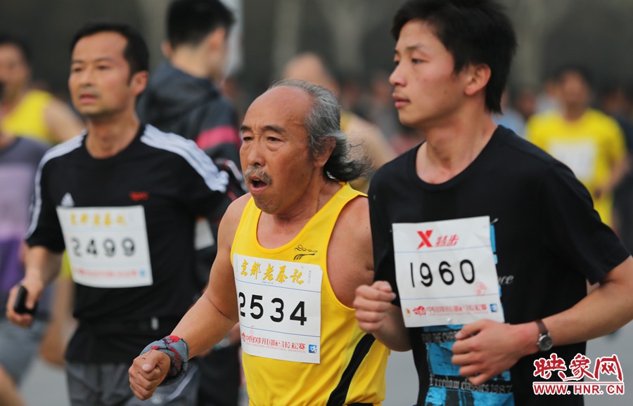 一位老年選手與年輕人比速度。