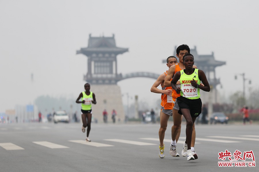 選手進(jìn)入開(kāi)封市區(qū)。