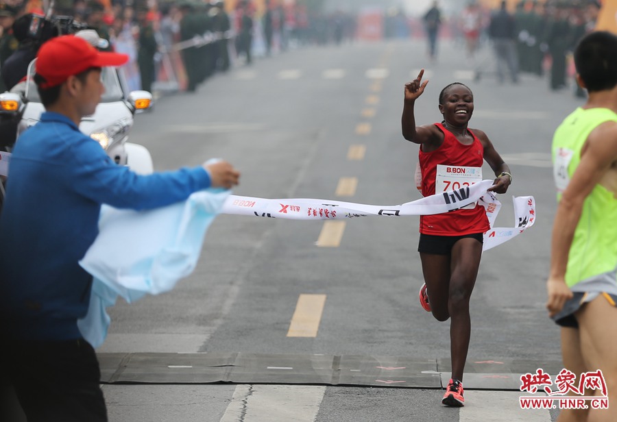 女子全程第一個(gè)沖過(guò)終點(diǎn)線的選手。