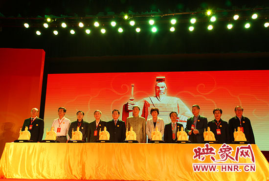 與會嘉賓一起見證歷史、啟動論壇